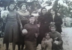 1954 Elvira e Livia Procida nella villa comunale