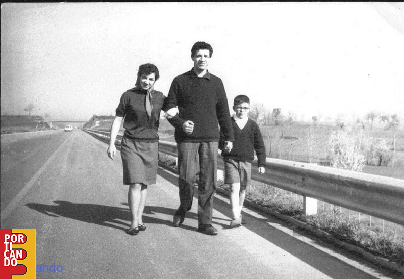 1961_antonio__Annamaria_e_Claudio_Ugliano_a_passeggio_sull'autostrada.jpg