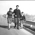 1961 antonio  Annamaria e Claudio Ugliano a passeggio sull'autostrada