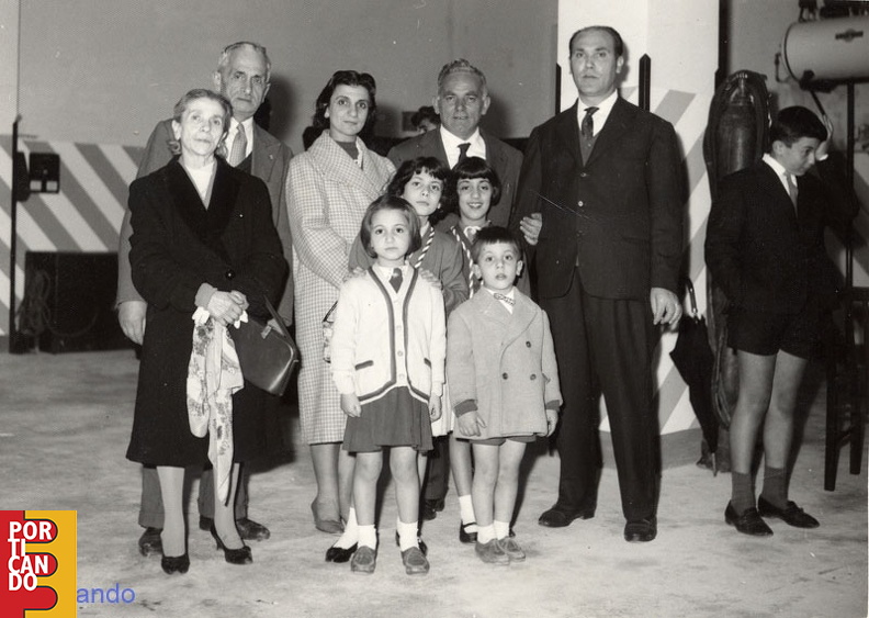 1961_famiglia_Alfano_con_i_nonni_Bruno_e_Angelina_Pisapia.jpg