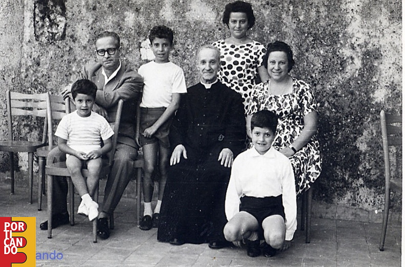 1962_Emilio_De_Leo_e_Dora_Ricciardi_con_i_4_figli_e_lo_zio_Don_Ruggiero_parroco_dei_pianesi.jpg