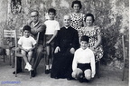 1962 Emilio De Leo e Dora Ricciardi con i 4 figli e lo zio Don Ruggiero parroco dei pianesi