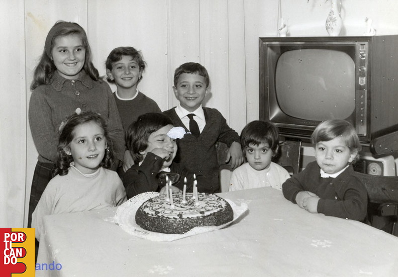 1962 circa Loredana e Donatella Ferraioli con i cugini Sabatino