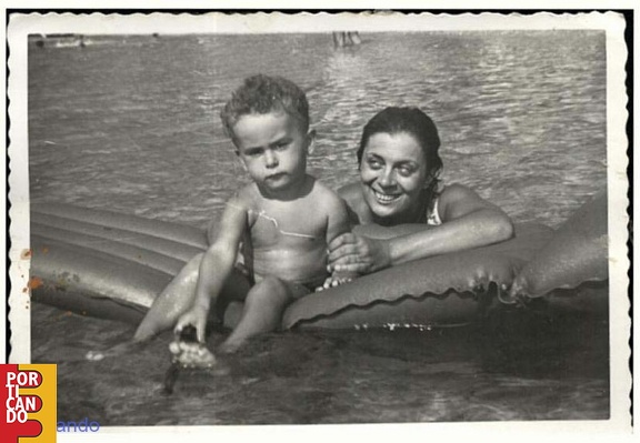 1965 Brigida Dantoro Romeo con il nipote Raffaele Gravagnuolo a Vietri