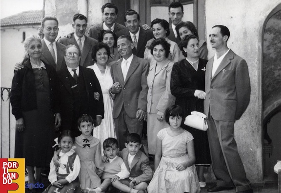 1969 circa Riccardo Romano con parenti e amici