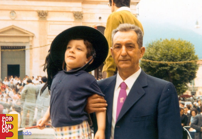 1971 Vincenzo Senatore con il nipote vincenzo al raduno dei bersaglieri