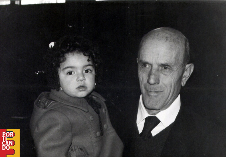 1976 Teresa Sorrentino figlia di Pinuccio con il nonno Domenico