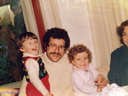 1977 Enzo De Leo con la nipote Dora e Antonio Femiani
