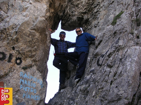Piero   Farmar e Piero Carratu' nella finestra di Monte Finestra