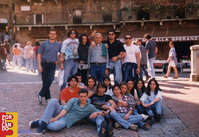 SCI_1994_1995_la_V_E_in_gita_a_Siena_con_il_prof_Ciccio_Albano_(foto_di_Gianluca_Senatore).jpg