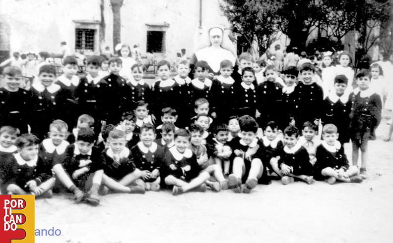 1946_1_Elementare_con_Suor_Raffaelina_(_foto_di_Raffaele_Senatore_).jpg
