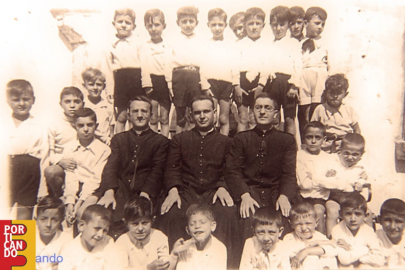 1935 elementari 16 settembre Giuseppe D'Andria - in basso 4 a sinistra -  Padre Attanasio a sinistra
