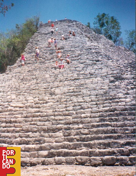 1991_Piero_barone_sulla_piramide_Maya_(_messico_).jpg