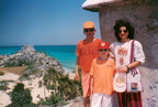 1991 Piero Barone con Francesco e Rosa nel villaggio dei Maya