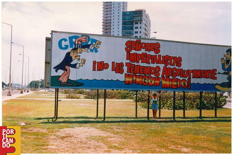 2000 circa ANTONIO SARTORI E IOLANDA PINTO Slogan anti USA HAVANA CUBA