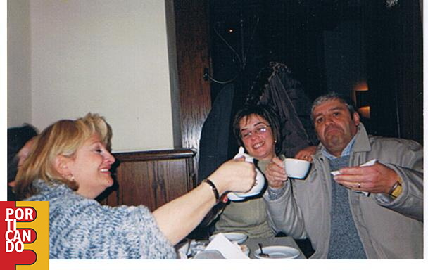 2002 Armando e Giovanna Muscariello con D'amato Francesca degustano in un bar di Perugia