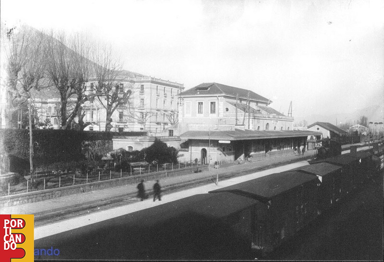 1930_La_stazione_FS_senza_linea_elettrica_(foto_di_raffaele_senatore).jpg