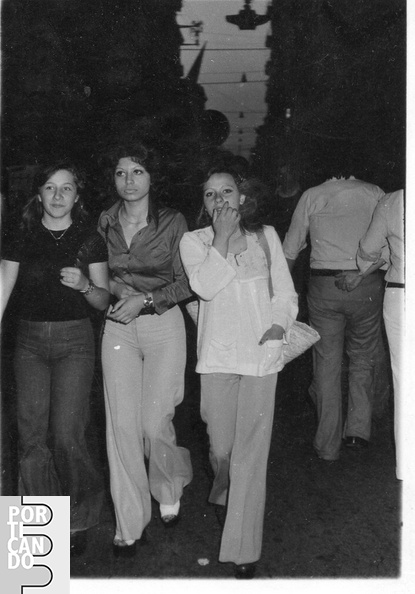 1970 e dintorni Anna Santoriello a passeggio con la sorella Susanna ed un' amica
