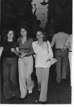 1970 e dintorni Anna Santoriello a passeggio con la sorella Susanna ed un' amica