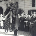 1965 circa amministratori davanti al monumento ai caduti