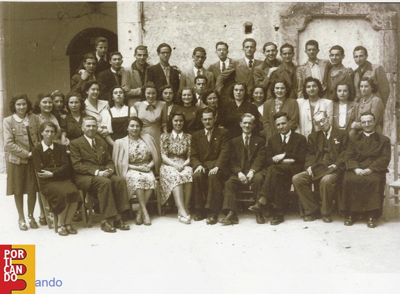 FOTO NUM -  004  -  1943 III Liceo di Daniele Caiazza M Persico Anna Gravagnuolo Vera Di maio con Don Amedeo Attanasio etc