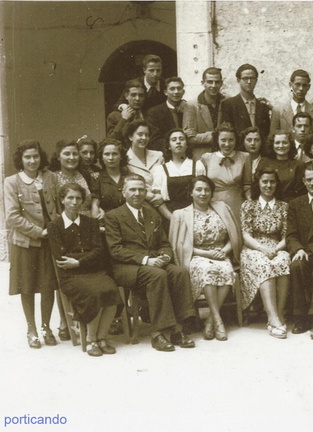 FOTO NUM -  005  -  1943 III Liceo di Daniele Caiazza M Persico Anna Gravagnuolo Vera Di maio con Don Amedeo Attanasio etc part 1