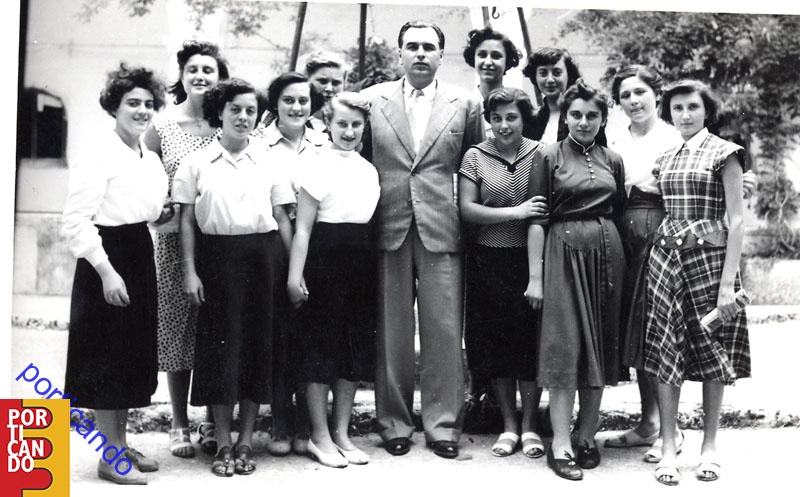 FOTO NUM -  019  -  1951 1952 IV A con professore Gargiulo