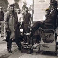 1957 lustrascarpe  Armenante in piazza sulla sx l'avvocato Mimi' Apicella e Criscuolo a destra Benito Tarullo 