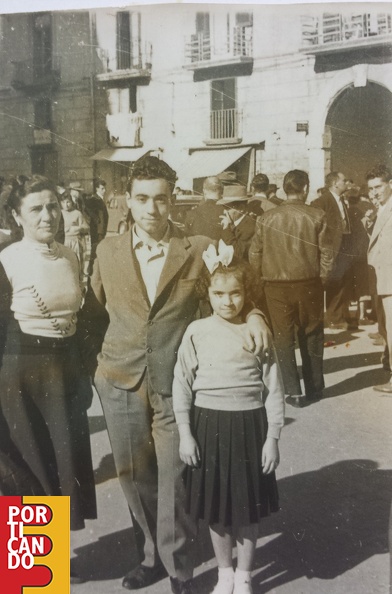 1957 Raffaella Palmieri con lo zio in piazza