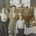 1957 Raffaella Palmieri con lo zio in piazza