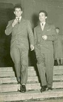 1953 Gennaro Spatuzzi  con un amico davanti al duomo