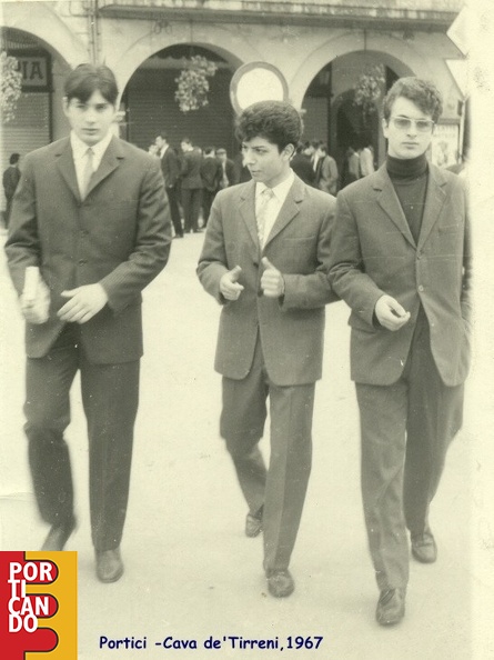 1967_Antonio_Pisapia_ed_amici_in_Piazza_il_I_maggio.jpg