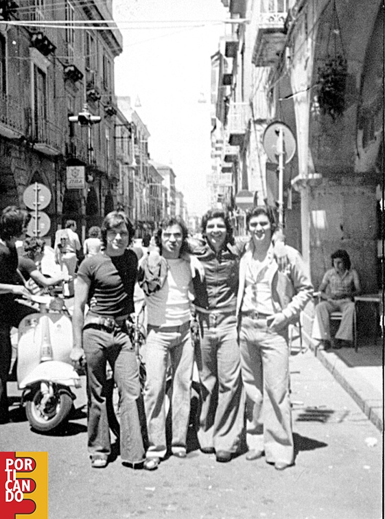 1974 Rino Enzo Pasquale Piero davanti al bar liberti