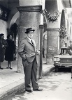 1975 circa Giuseppe Santoro in piazza