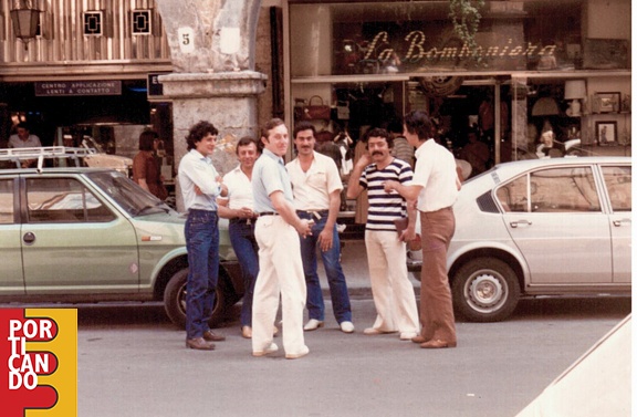 1975 circa Antonio Avallone e amici davanti alla bomboniera