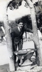 1963 Salvatore Lodato alla vecchia fontanella della villa comunale