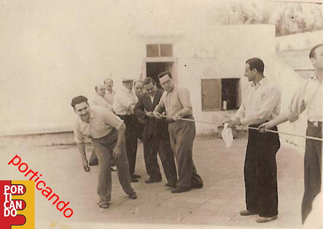 1941_festa_dei_commercianti_a_San_Liberatore_-_Gara_di_tiro_alla_fune__(_foto_di_Carmine_Leopoldo_).jpg