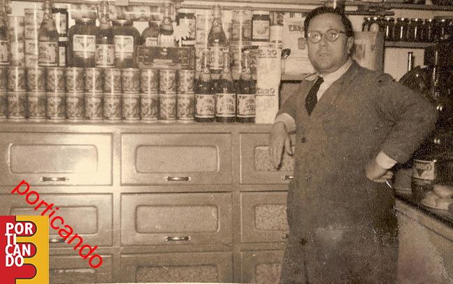1949_don_Carminuccio_o_baccalaiuolo_nella_sua_bottega_di_generi_alimentari_(_foto_di_carmine_leopoldo_).jpg