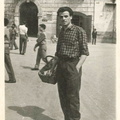1953 Giovanni Montella in piazza   con la sua ÔÇ£sportaÔÇØ di buone mozzarelle che rivendeva ai negozi  del centro