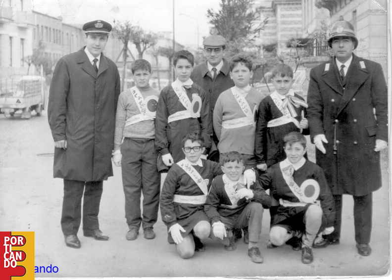 1985_circa_Il_comandante_dei_vigili_Forte_con_Piccoli_vigili.jpg