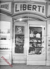 1950 vetrina della pasticceria Liberti