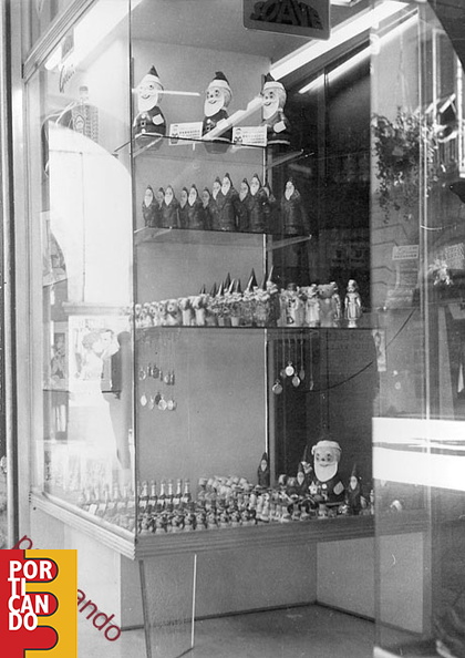 1954_circa_addobi_di_Natale_del_bar_Liberti.jpg