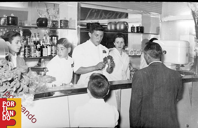 1954_inaugurazione_dello_storico_Bar_Liberti_corso_Italia_315_il_banco.jpg