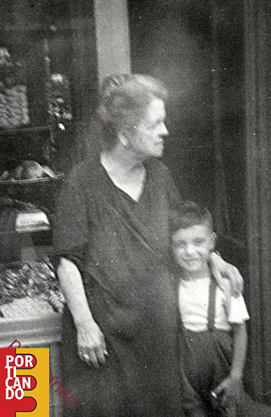 1957_circa_La_signora_Principe_con_il_nipote_Gennaro_Pellegrino_davanti_al_negozio_di_coloniali_sulla_nazionale.jpg
