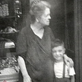 1957 circa La signora Principe con il nipote Gennaro Pellegrino davanti al negozio di coloniali sulla nazionale