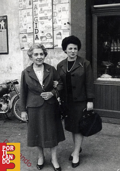 1963_signore_davanti_ai_coloniali_Principe_sulla_Nazionale.jpg