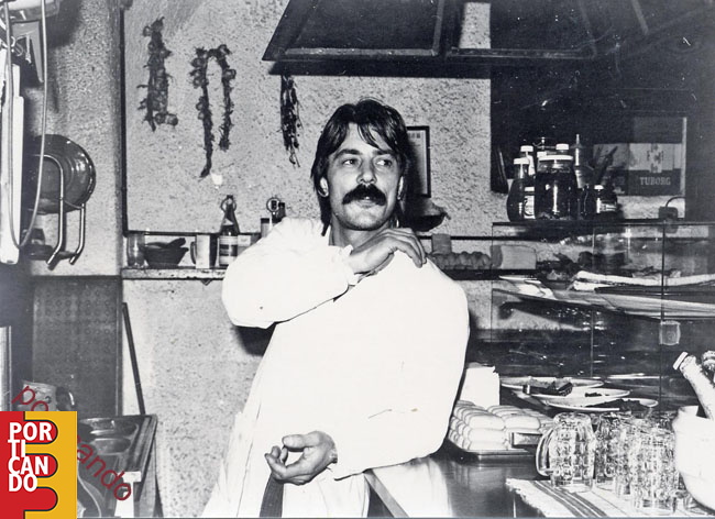 1975_circa_Mario_Ventre__(u_pizzaiul)_inventore_della_new-rosticceria_cavese.jpg