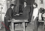 1962 Gaetano Lambiase tappezziere con il giovane Ciro Paris