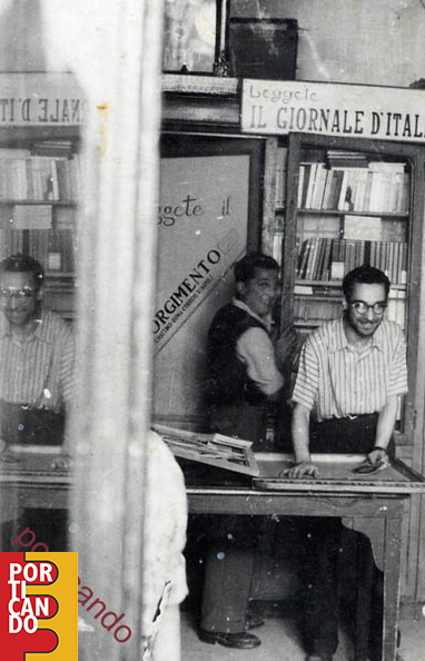 1948_circa_Armando_ed_Elio_Lamberti_nella_edicola.jpg