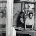 1948 circa Armando ed Elio Lamberti nella edicola